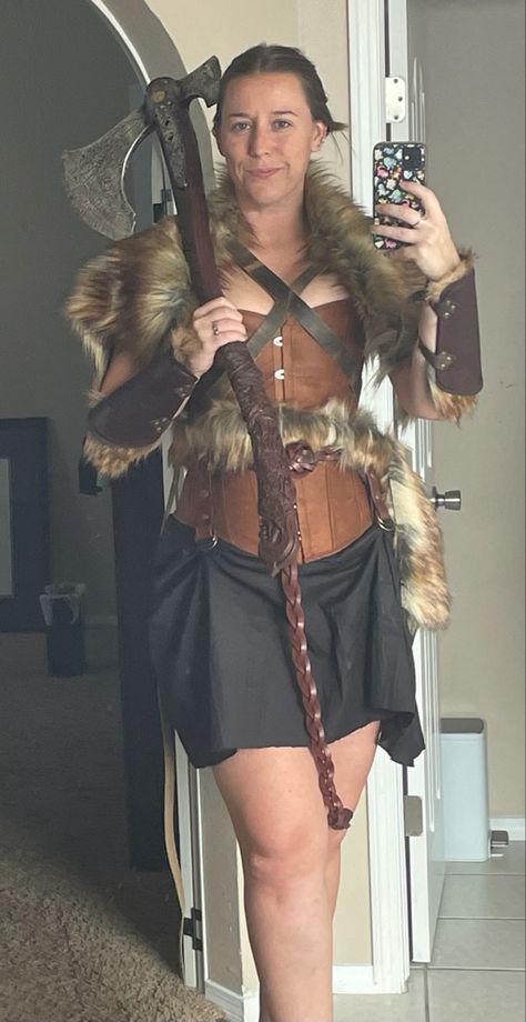 Viking Costume Couple Diy, Viking Warrior Woman Cosplay, Barbarian Woman Costume Diy, Diy Barbarian Costume, Vikings Couple Costume, Viking Costume Ideas Women, Diy Women's Viking Costume, Couples Viking Costumes, Vikings Costume Female