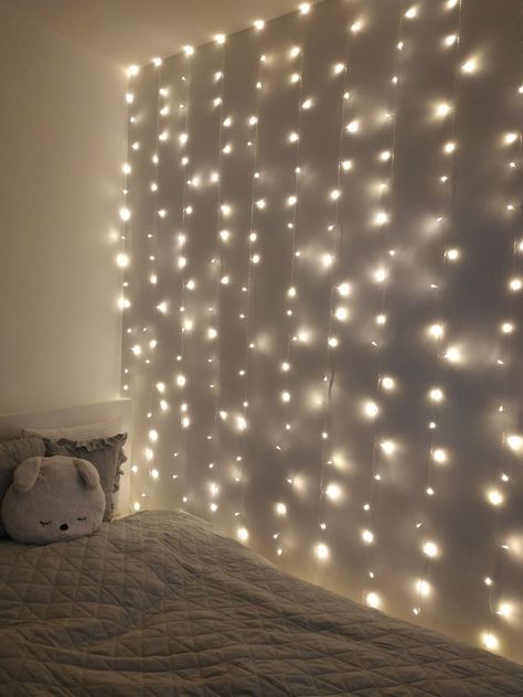 Wall Of Lights Bedroom, Room Decor Ideas Lights, Bedroom Curtain Light Ideas, White Fairy Lights Bedroom, Light Room Decor Ideas, String Lights On Ceiling, Fairy Lights In Room, Lights Behind Bed, Fairy Lights Bedroom Aesthetic