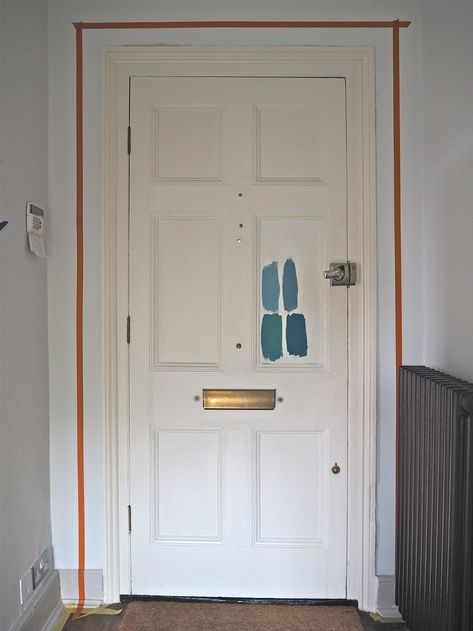 How to make a door look larger and more grand with a simple paint trick. Step-by-step guide on how to use frog tape to get a sharp line. Paint effect. Paint illusion. How to paint a door. Blue door. Hallway decor and ideas. Door inspiration. Paint Illusions, Painted Interior Door, Wooden Sash Windows, Apartment Painting, Door Makeover Diy, Hiding Ugly, Make A Door, Door Murals, Door Inspiration