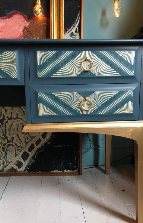 Dressing Table Revamp, Drawers Makeover, Table Upcycle, Chest Of Drawers Makeover, Painting Furniture Ideas, Things Painting, Vintage Furniture Makeover, Desk Dressing Table, Vanity Inspiration