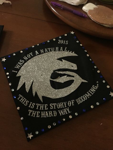 Graduation Cap!! Toothless how to train your dragon Skyrim Graduation Cap, How To Train Your Dragon Graduation Cap, Grad Hat Ideas, Senior Caps, Graduation Things, Grad Cap Ideas, Weird Pins, Disney Graduation Cap, Creative Graduation Caps