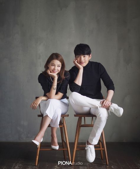 Prenuptial Photoshoot, Pose Prewedding, Shooting Studio, Korean Couple Photoshoot, Korea Wedding, Korean Wedding Photography, Pre Wedding Photoshoot Outfit, Wedding Photo Studio, Wedding Photoshoot Props