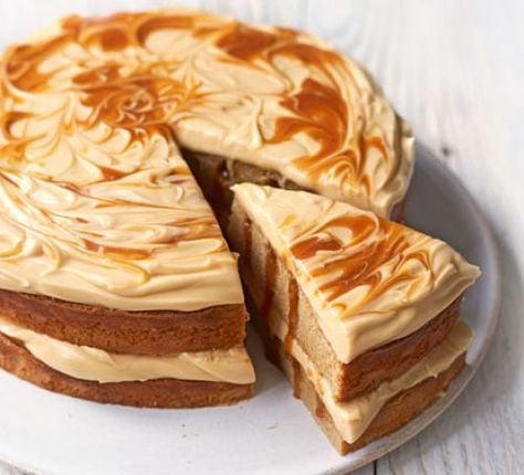 Caramel Poke Cake, Mousse Au Chocolat Torte, Chocolate Buttercream Icing, Caramel Pears, Salted Caramel Cake, Order Cakes Online, Salted Caramel Brownies, Strawberry Cake Recipes, Dessert Simple