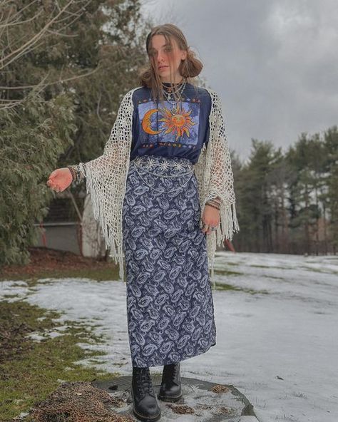 Boho Maxi Skirt With Sweater, Sweater And Maxi Skirt Outfit Aesthetic, 90s Hippie Fashion, Whimsigoth Skirt Outfit, Winter Hippie Outfits, Hippie Multicolor Winter Sweater, Hippie Winter Outfits, Long Skirt Outfits Whimsigoth, Boho Hippie Outfits