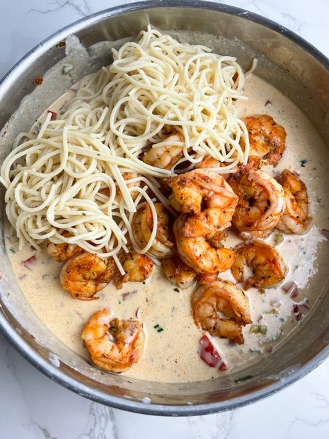 Creamy Cajun Shrimp Pasta (High Protein) - Easy Macro Meals Macro Friendly Shrimp Pasta, High Protein Shrimp Pasta, Easy Macro Meals, Pasta High Protein, Cajun Shrimp Alfredo, High Protein Pasta Recipes, Shrimp Fettuccine Recipes, Shrimp Jambalaya Recipe, Shrimp Pasta Healthy