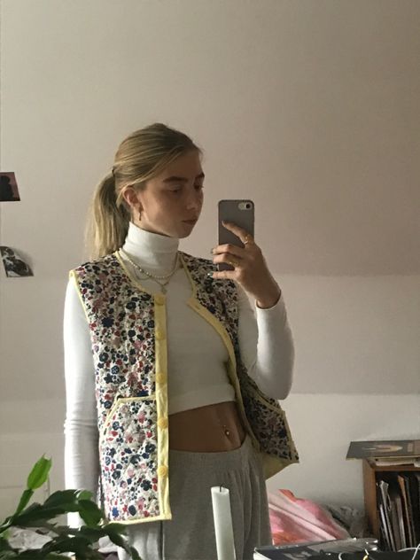 Quilted Waistcoat Outfit, Quilt Vest Outfit, Floral Vest Outfit, Mum Fits, Quilted Vest Outfit, Vest Outfits Aesthetic, Vest Street Style, Waistcoat Outfit, College Wardrobe