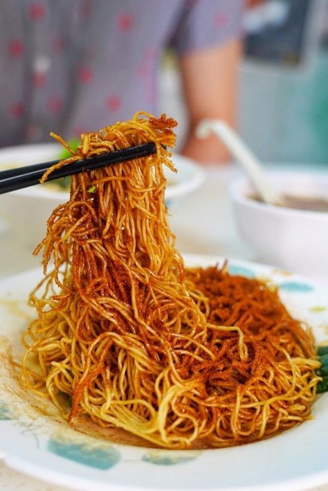 Your guide to Hong Kong’s traditional noodle dishes | Localiiz Hong Kong Fried Noodles, Hong Kong Noodles Recipes, Hong Kong Dishes, Hong Kong Recipes Dishes, Hong Kong Food Recipes, Hong Kong Recipes, Hong Kong Style Noodles, Hong Kong Noodles, Shanghai Noodles