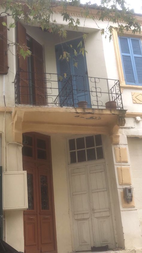 Mediterranean Apartment Exterior, Greece Apartment Aesthetic, Greek Apartment Aesthetic, Italian Apartment Exterior, Greece House Aesthetic, Greek House Exterior, Italy Apartment Aesthetic, Italian Apartment Aesthetic, Old Greek House