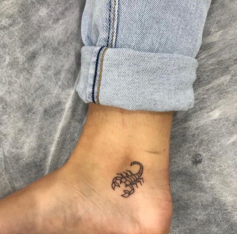 @marapalmen Scorpio Tattoo, 13 Tattoos, Scorpion Tattoo, Tattoos Geometric, Zodiac Tattoos, Red Tattoos, Hip Tattoo, Trendy Tattoos, Red Ink