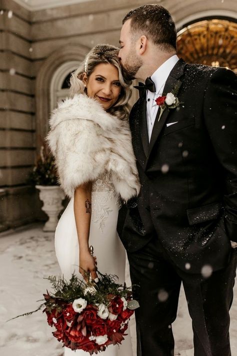 Christmas Wedding Themes, Winter Wedding Photos, Snow Wedding, February Wedding, Wedding Fur, Nye Wedding, Wedding Themes Winter, Winter Bride, December Wedding