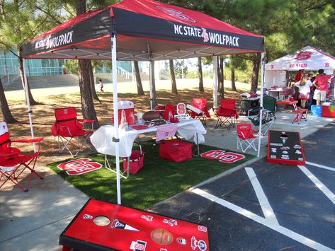 Tailgate Display Ideas, Tailgate Car Decorations, Tailgating Tent Decorating Ideas, Tailgate Setup Ideas, Tailgate Pictures, Parking Lot Tailgate, Tailgate Setup, Tailgating Setup, Tailgating Trailers