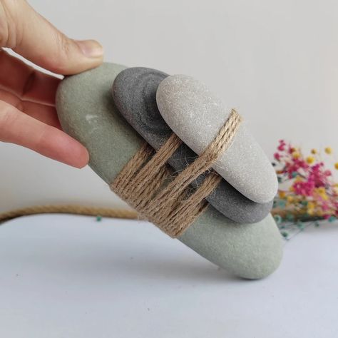 This Wall Hangings item by BlackSeaLovePebbles has 7 favorites from Etsy shoppers. Ships from Türkiye. Listed on Jul 17, 2024 Rocks In Jars Decor, Beach Stones Art, Rock Wrapping Diy, How To Display Rocks, Beach Rocks Crafts, Diy Stone Wrapping, Strand Decor, Rock Wrapping, Rock Crafts Diy