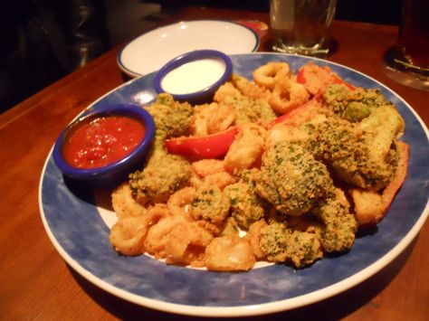 Fried calamari, fried broccoli with sauce and ranch. Never loved broccoli so much in my life. Red Lobster Broccoli Recipe, Red Lobsters, Fried Veggies, Calamari Recipes, Fried Broccoli, Easy Foods, Veggie Fries, Wedding Food Drink, Fried Calamari