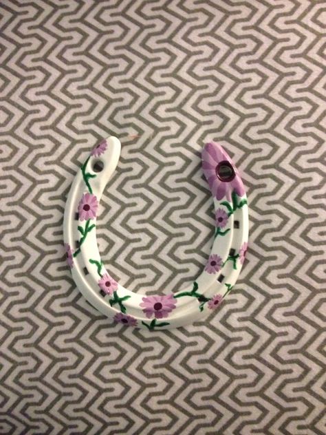 Painted horse shoe!! Horseshoe Painting Ideas, Horse Shoe Painting Ideas, Horse Shoe Painting, Horseshoe Painting, Painted Horseshoes, Horseshoe Wreath, Horseshoe Crafts Projects, Painted Horse, Horseshoe Projects