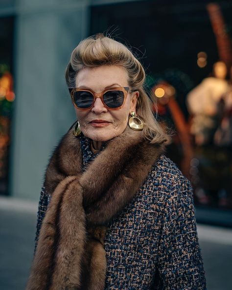 Meet the most stylish older women of Milan, who wear everything from pearls to Prada to go to the shops. Italian Women Style, Older Women Fashion, Advanced Style, Ageless Style, Italian Women, 60 Fashion, Park Avenue, Style Mistakes, Fashion Over 50