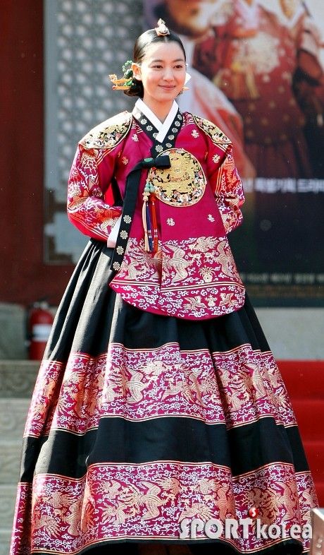 Korean Traditional Dress Royal, Asian Prom Dress, Asian Traditional Fashion, Korean Traditional Clothing, Modern Hanbok, Korean Traditional Dress, Period Dress, Korean Hanbok, Fashion Culture