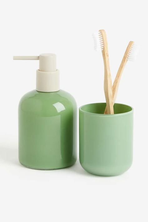 Glass soap dispenser - Green - Home All | H&M 2 Dining Rug, Glass Soap Dispenser, Baby Gift Guide, Beauty Gift Card, Bathroom Outdoor, Home Organisation, Linen Storage, H&m Home, Baby Trend