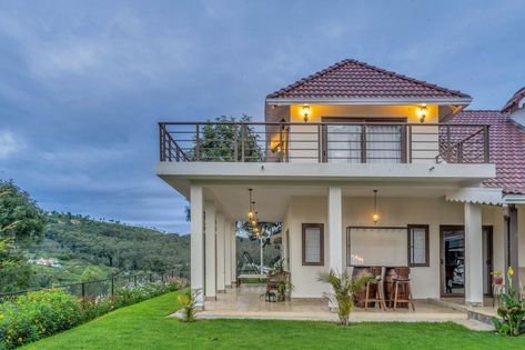 Holiday Home in the Enchanting Hill Station of Coonoor | Phylosophy Design Studio - The Architects Diary Exterior House Decor, Backyard Patio Makeover, Small House Design Philippines, Decorating Garden, Vacation House Plans, Deck Outdoor, Tea Gardens, House Outer Design, Contemporary House Exterior