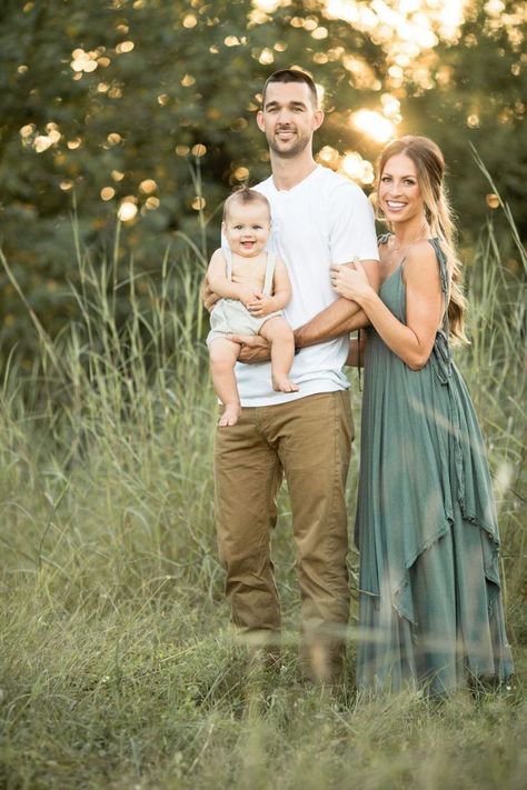 Fall family photos Spring Family Pictures, Baby Family Pictures, Summer Family Pictures, Pose Portrait, Cute Family Photos, Family Photos With Baby, Family Photoshoot Poses, Fall Family Portraits, Baby Fotografie