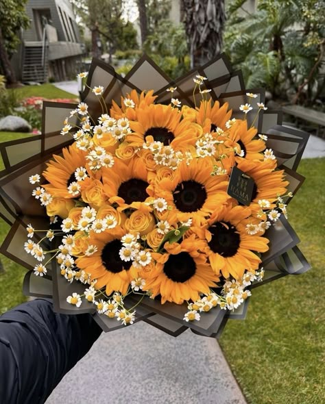 Sunflower Bouquets Aesthetic, Sunflower Bouquet Aesthetic, Big Sunflower Bouquet, Bouquet Sunflower Aesthetic, Huge Sunflower Bouquet, Bouquet For Mom, Flowers For Girlfriend, Roses Bouquet Gift, Luxury Flower Bouquets