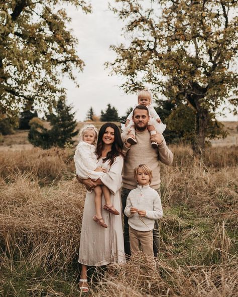 Family Mini Sessions Poses, Casual Fall Outfits Photoshoot, Family Photo Neutral Colors, Holidays Family Pictures, Cream Photoshoot Outfit, Fall Pictures 2023, Free People Dahlia Dress Family Photos, Cream Fall Family Pictures, Nuetral Pallete Outfits Family Pictures Christmas