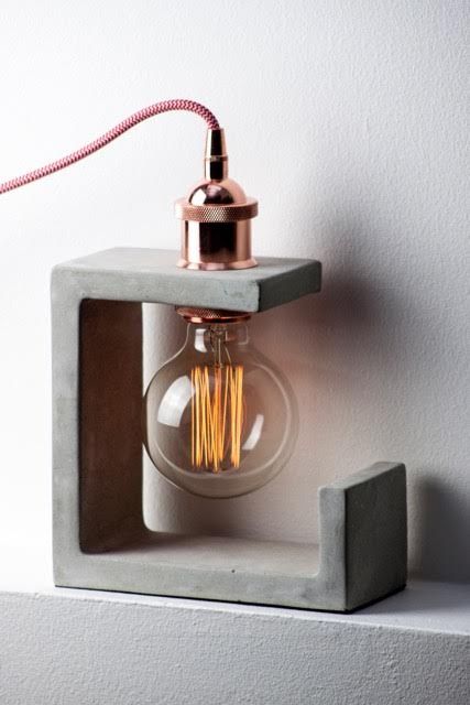 lampe a poser ampoule a filament Soya Mumu, Concrete Light, Diy Lampe, Cement Diy, Luminaire Vintage, Concrete Diy Projects, Concrete Lamp, Concrete Furniture, Concrete Table