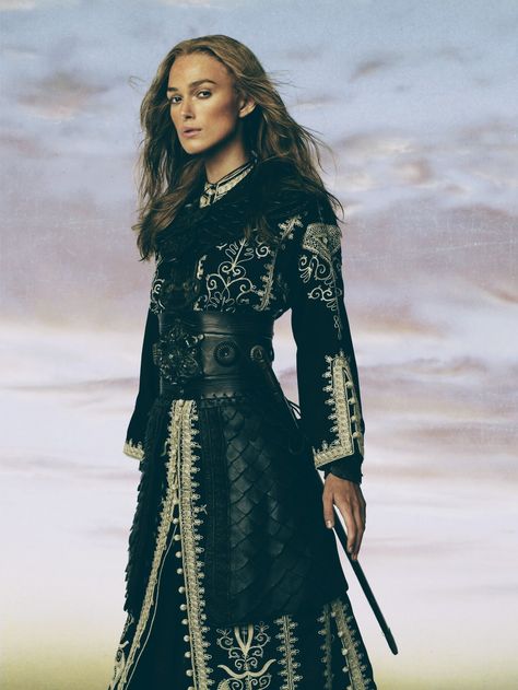 Keira Knightley as Elizabeth Swann in promotional photo for Pirates of the Caribbean: At World's End. (2007) Elizabeth Swann Outfit, Elizabeth Swann Pirate, Elizabeth Swann Costume, Caribbean Outfits, Elizabeth Swann, King Costume, Keira Knightly, King Outfit, Pirate King