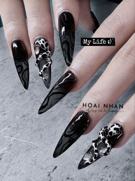 Black And White Nail, Classy Nail Art Ideas, Dragon Nails, Punk Nails, Gothic Nails, Claw Nails, Goth Nails, Christmas Gel Nails, Pretty Gel Nails