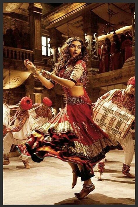 Ram Leela Outfits, Iconic Bollywood Looks, Deepika Padukone Outfits, Bollywood Dance Outfit, Iconic Fashion Moments, Dandiya Dress, Ram Leela, Bollywood Images, Indian Look