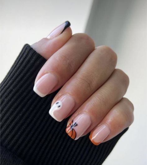 Simple Halloween Nails Short Pumpkin, Short Gel Nail Designs Halloween, Cute Simple Halloween Nails Short, Basic Halloween Nails Short, Simple But Cute Halloween Nails, Simple Pumpkin Nail Art, Halloween Simple Nail Designs, Halloween Nails Biab, East Halloween Nails