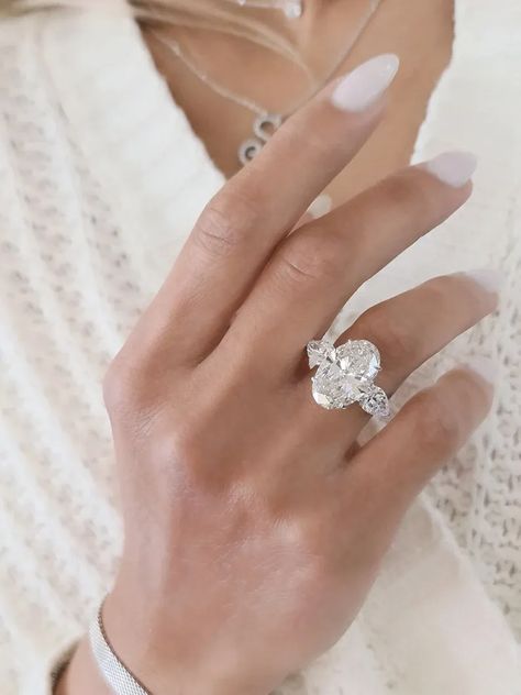 Luxury Oval Ring For Everyday Use, Luxury Oval Rose Cut Diamond Ring, Big Silver Engagement Rings, 10 Ct Diamond Ring, Big Engagement Rings Oval, Big Stone Engagement Rings, 4 Karat Ring Engagement, Oval Engagement Ring 5 Carat, Ring Settings For Oval Stones