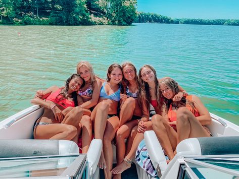 Dock Lake, Lake Days, Summer Picture Poses, Boat Pics, Lake Pictures With Friends, Pictures With Friends, Lake Trip, Lake Photos, Summer Lake