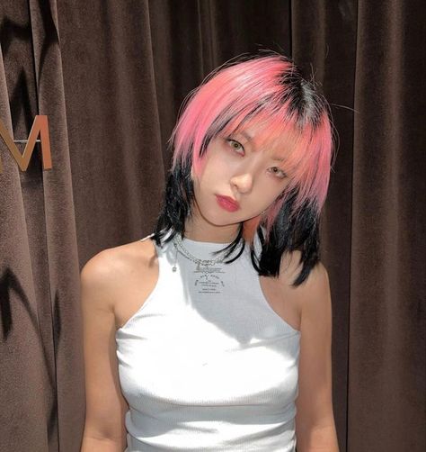 Pink And Black Hair, Black Hair Dye, Rainbow Palette, Hair Streaks, Shot Hair Styles, Dye My Hair, Hair Dye Colors, Hair Inspiration Color, Cut My Hair