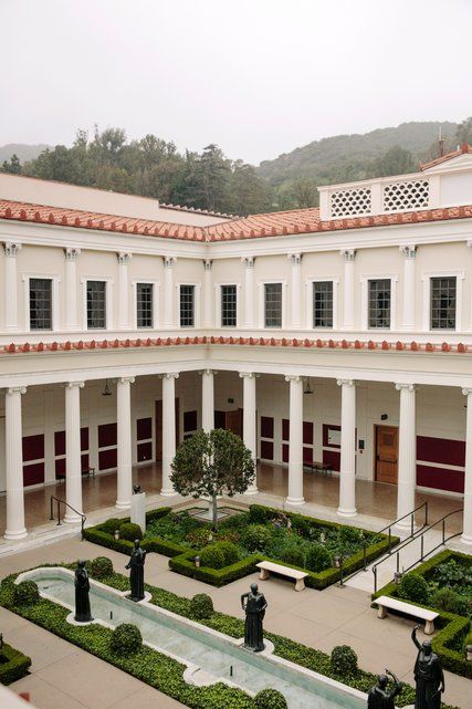 Roman Villa House, Getty Villa Malibu, Modern Roman Architecture, Roman Architecture House, Classical Villa, Architecture Courtyard, Home Styles Exterior, Roman Villa, Getty Villa