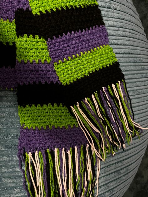 Wednesday Scarf Crochet, Wicked Crochet, Beetlejuice Crochet, Halloween Core, Addi Knitting Machine, Crochet Halloween, Crochet Blanket Designs, Halloween Crochet Patterns, Crochet Triangle