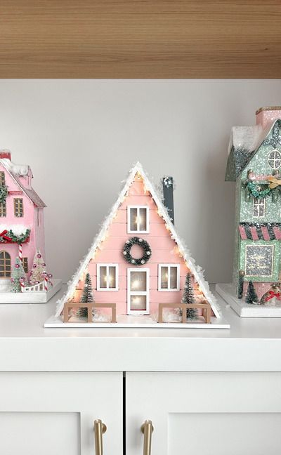 Painted Birdhouses Christmas, Christmas House Painting Craft, Diy Painted Christmas Village Houses, Pink Gingerbread Houses, Christmas House Painting Ideas, Mini Christmas Houses Diy, Painted Christmas Houses Diy, Painting Christmas Village Houses, Painted Christmas Houses