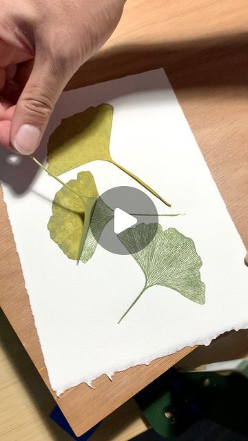 Leaf Stamp Art, Ginkgo Leaves Art, Ginko Leaf Craft, Printing With Leaves, Ginkgo Leaf Art, Gingko Leaf Art, Leave Printing, Leaf Printing Art Ideas, Ginko Leave