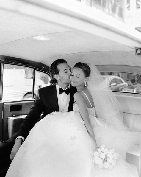 Vintage Wedding Car, Church Wedding Photos, Wedding Photo List, Vintage Glam Wedding, Wedding Shot List, Vintage Car Wedding, Nye Wedding, Photos Inspo, Glam Wedding