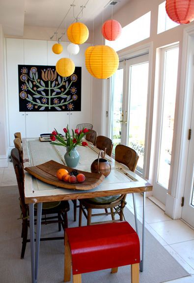 Yet another table made from an old door. An easy DIY project for enthusiasts. Door Dining Table, Upcycle Door, Door Diy Projects, Build A Table, Door Table, Old Wooden Doors, Doors Repurposed, Old Door, Home Modern