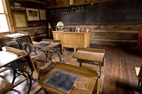 Inside an old 1800s schoolhouse classroom 1940s Boarding School, Old Fashioned Classroom, 1920s Classroom, Old Classroom Aesthetic, History Classroom Aesthetic, Toddler Homeschool Room, Victorian Classroom, Middle School Aesthetic, Old School Room