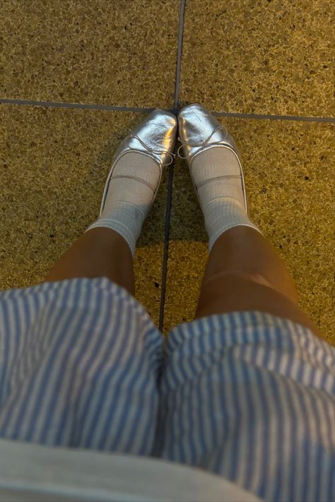 Gray Flats Outfit, Balarina Shoes Flats Outfit, Ballerina Flats With Socks, Silver Ballerina Flats Outfit, Ballet Flats And Socks, Silver Ballerinas Outfit, Silver Ballet Flats Outfit, Flats And Socks, Ballet Flats With Socks