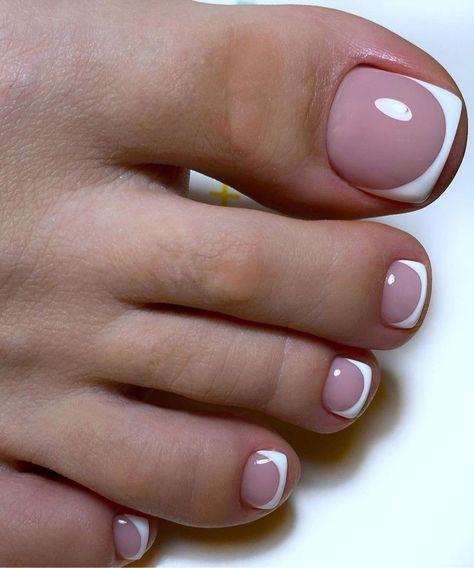 French Toes Pedicure, French Pedicure Designs Toenails, Russian Pedicure, Pedicure French, Pedicure Tradicional, French Manicure Toes, French Tip Pedicure, French Toe Nails, French Pedicure Designs