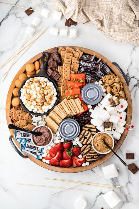 Our S'mores Board is perfect for camping or a backyard fire pit. This dessert board is perfect for creating all kinds of s’mores flavors! Smores Charcuterie, Smores Charcuterie Board, Summer Charcuterie Board Ideas, Christmas Smores, Fire Pit Food, Summer Charcuterie Board, Football Party Snacks, Summer Charcuterie, Fall Party Food