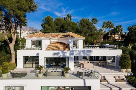 Andalusian Architecture, Marbella Villas, Basement Guest Rooms, Small Villa, Malaga Airport, Casas Coloniales, Indoor Outdoor Living, Andalusia, Luxury Property