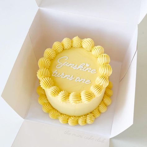 Yellow Cakes Decoration, Sun Cake, Bolo Vintage, Mini Torte, 21st Cake, Yellow Birthday, Simple Cake Designs, Mini Cakes Birthday, Creative Birthday Cakes