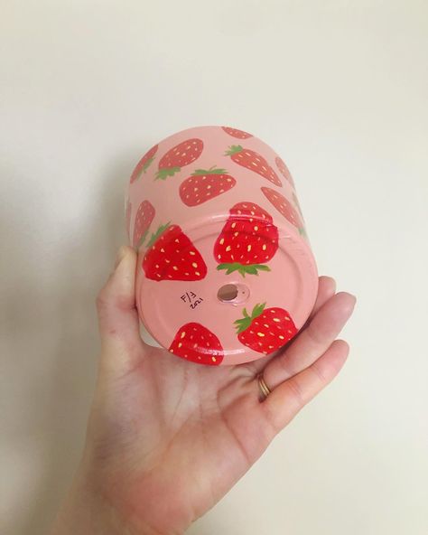 Strawberry Terracotta Planter, Pottery Plant Pots, Painting Pots, Strawberry Plant, Mini Plant Pots, Diy Pottery Painting, Mini Plant, Pot Design, Painted Terra Cotta Pots