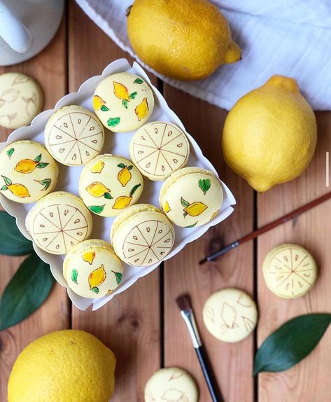 ＭＡＣＡＲＯＮＳＬＡＤＹ on Instagram: “Hand painted #lemon macarons by @soleytere  #Macarons #macaronslady #macaronstagram #frenchmacarons #f52grams #foodblogfeed #instafood…” Hand Painted Macarons, Macarons Painting, Macarons Decoration, Macaron Painting, Macaron Designs, Lemon Pastry, Painted Macarons, Macarons Ideas, Recipe Desert