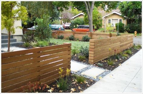 30+ Fancy Wooden Fence Styles and Designs (with Pictures) Modern Front Yard, Front Yard Design, Fence Styles, Diy Fence, Front Yard Fence, Fence Landscaping, Modern Fence, Backyard Fences, Yard Design