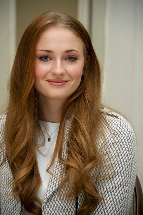 Sophie Turner - actress - born 02/21/1996   Northampton, Northhamptonshire, England  Known for Game of Thrones Sofie Turner, Sophie Turner Photoshoot, Oh My Goddess, Dark Phoenix, Sansa Stark, Sophie Turner, Maisie Williams, Long Red, Jean Grey