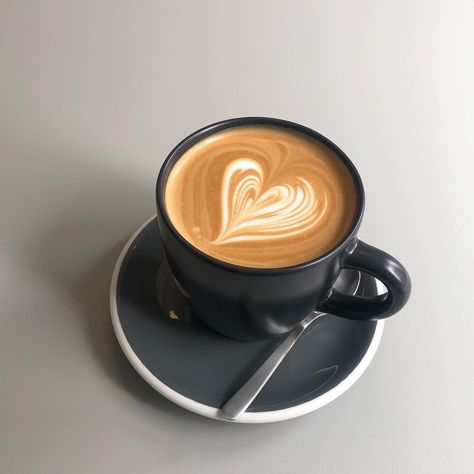 Caffeine Addict, Coffee Latte Art, Sweet Coffee, Coffee Obsession, Coffee Heart, Pretty Drinks, Coffee Aesthetic, Coffee Photography, Aesthetic Coffee